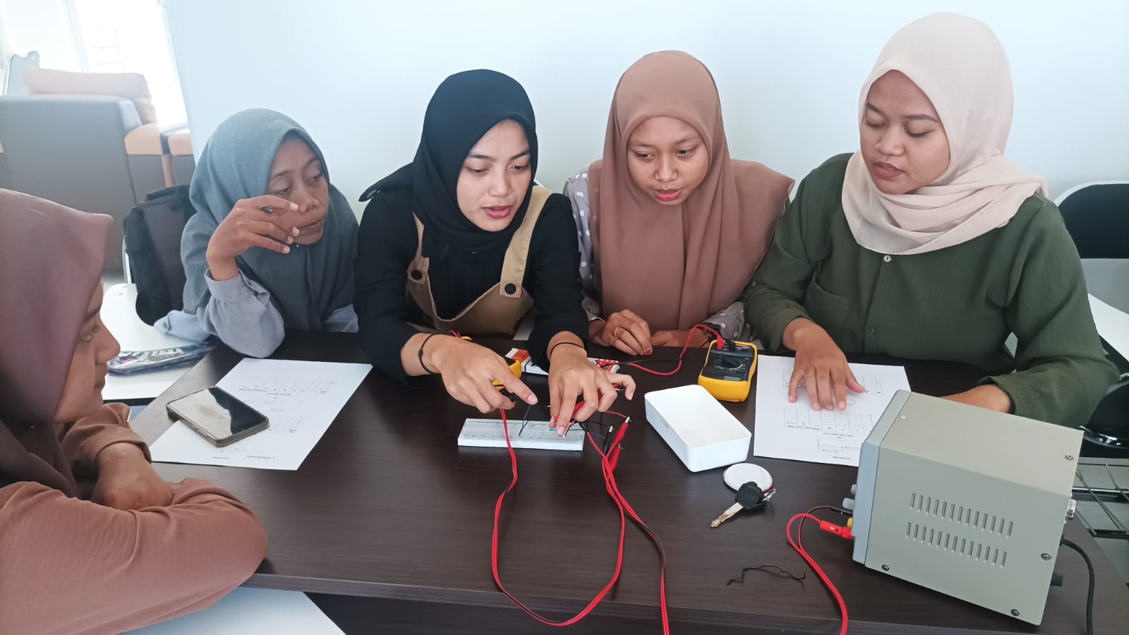 Penguasaan Elektronika Digital: Mahasiswa Teknik Informatika UMNU Beraksi dalam Praktikum yang Seru